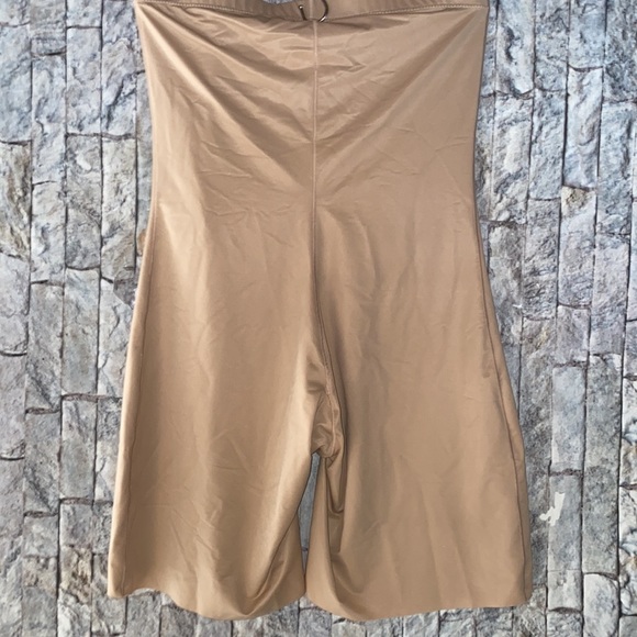 ASSETS by SPANX Mid-Thigh Shaping short large - Picture 7 of 9